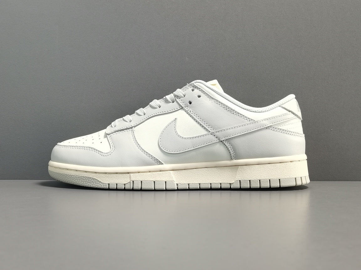 Nike Dunk Low Ghiaccio "Light Bone" - Calcio e Moda