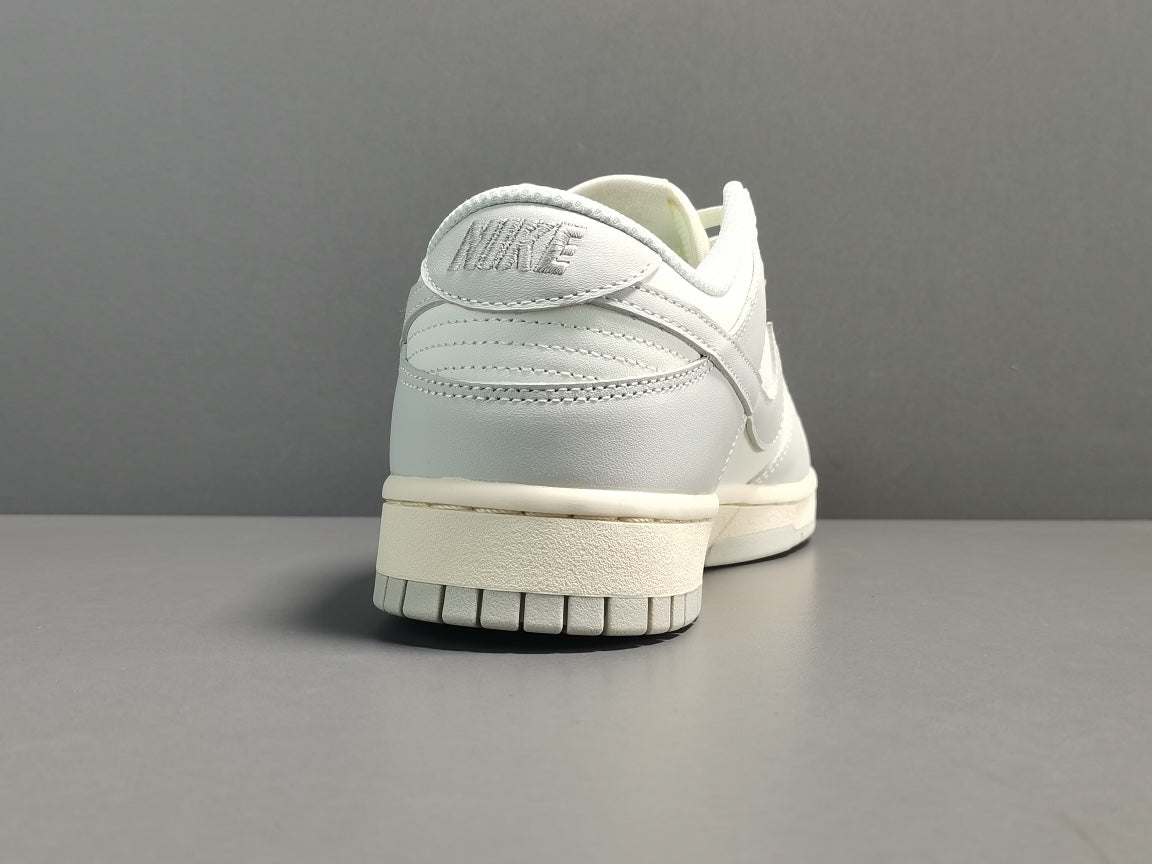 Nike Dunk Low Ghiaccio "Light Bone" - Calcio e Moda