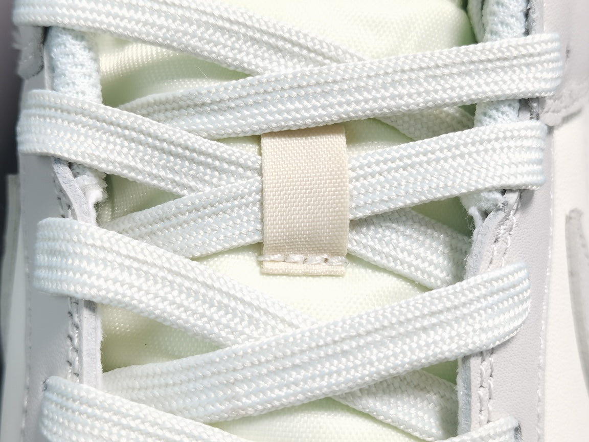 Nike Dunk Low Ghiaccio "Light Bone" - Calcio e Moda