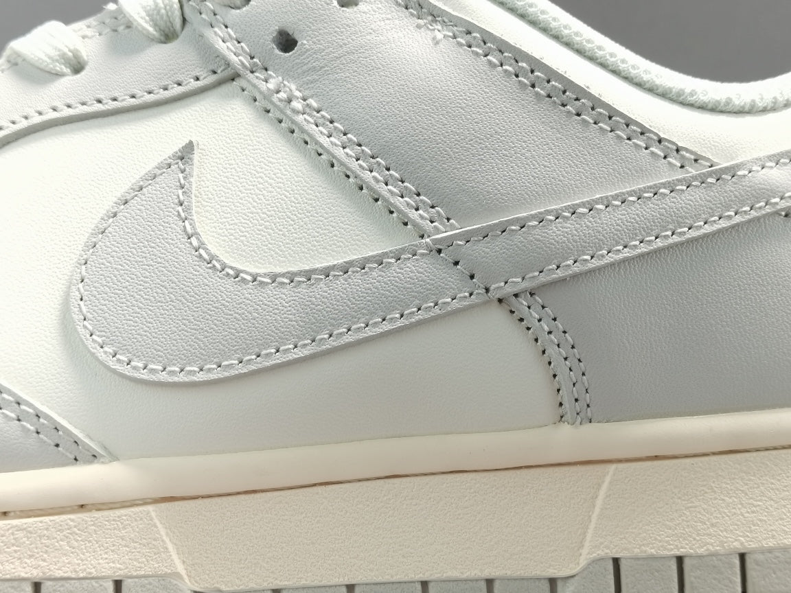 Nike Dunk Low Ghiaccio "Light Bone" - Calcio e Moda